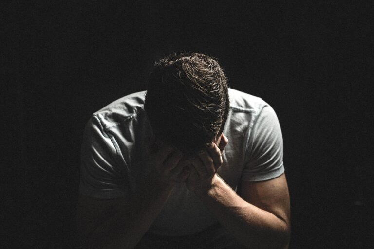 Como o uso da IA na indústria de tecnologia está afetando a saúde mental: 5 alertas urgentes e soluções práticas